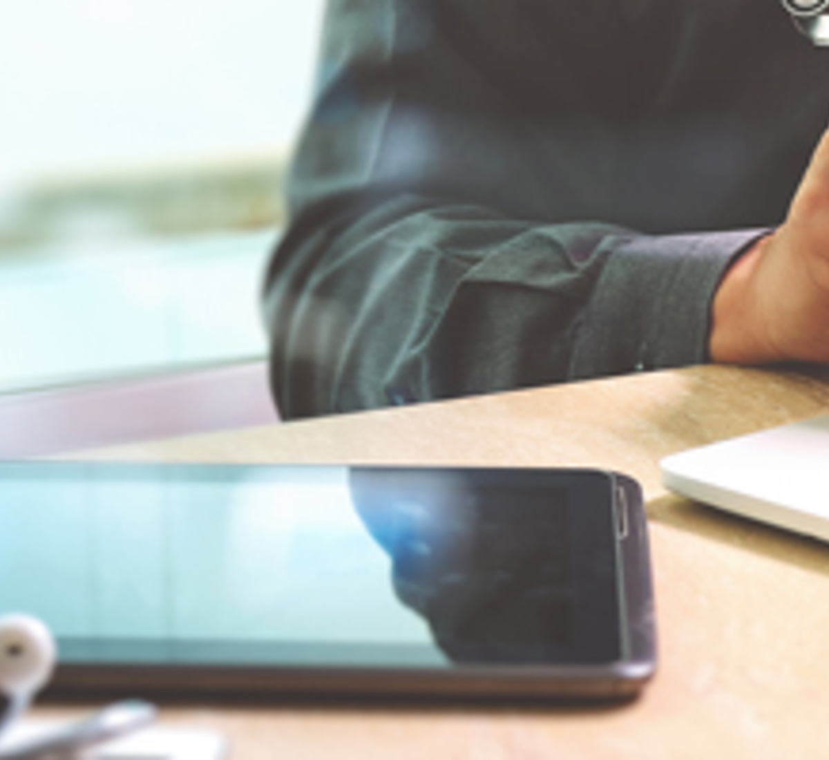 Laptop Tablet und Smartphone auf dem Tisch